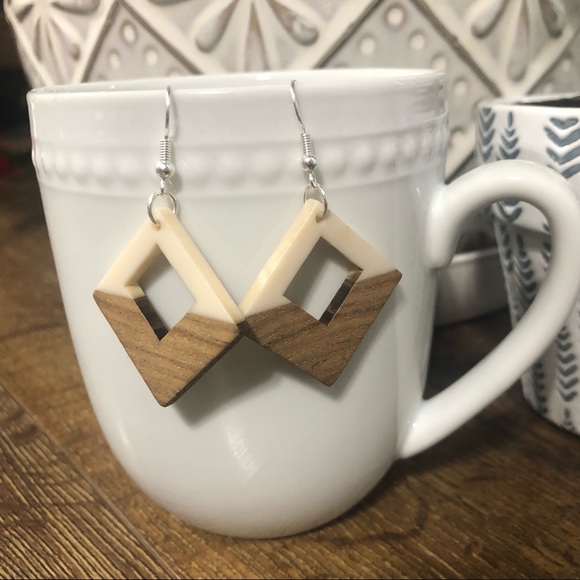 Square wood and resin earrings - Picture 4 of 6